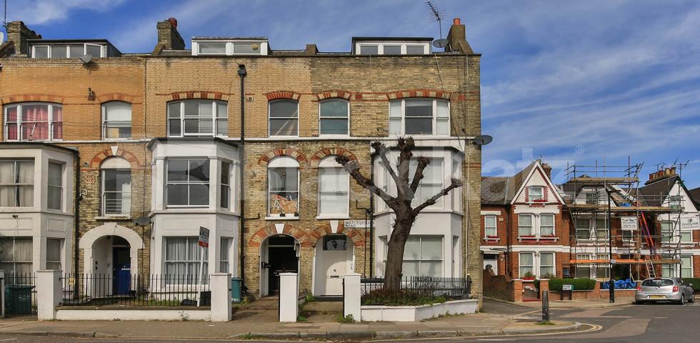 Spacious modern one bed garden flat within mins to tube & shops Marlborough Road, Upper Holloway